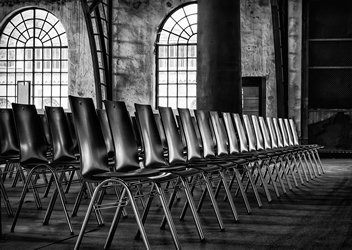 This is an image of rows of individual chairs in a lecture hall.