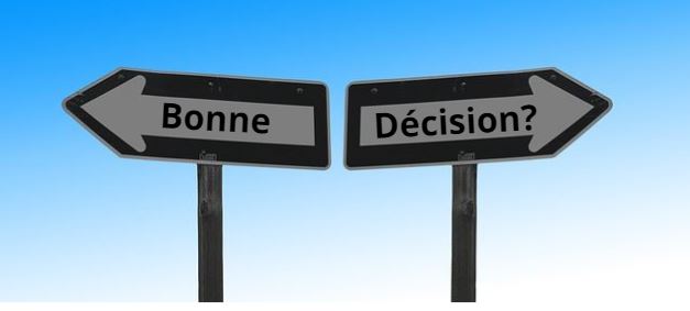 Deux pancartes sens unique indiquent deux directions opposees. On peut lire les mots bonne et decision.