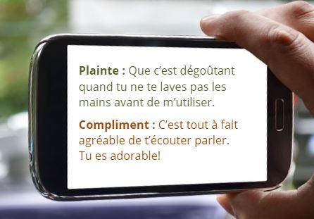 A l'ecran d'un telephone portatif on peut lire un compliment et une plainte.