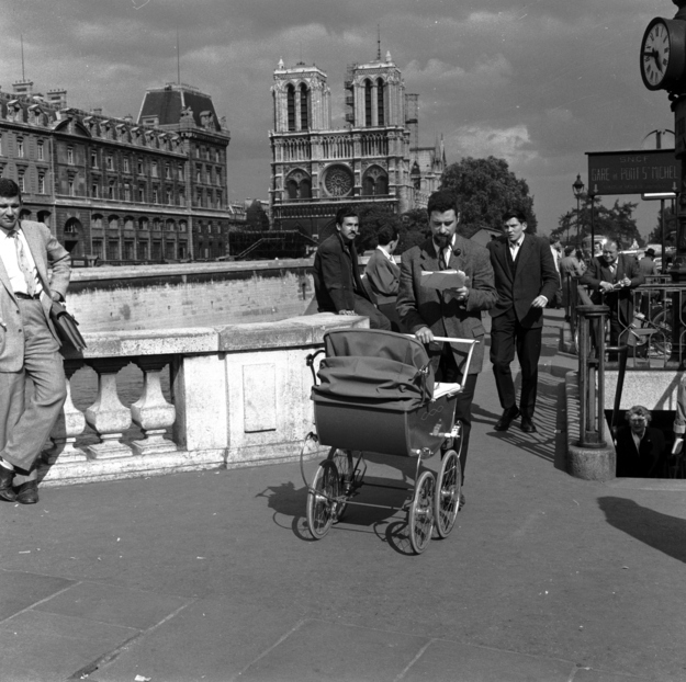 Des pietons se promenent dans une rue a Paris.