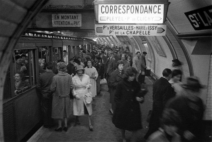 Plusieurs Parisiens se promenent dans le metro a Paris.