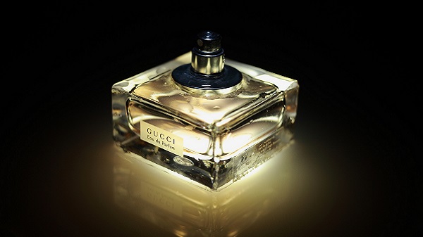 An image of a rectangular perfume bottle.
