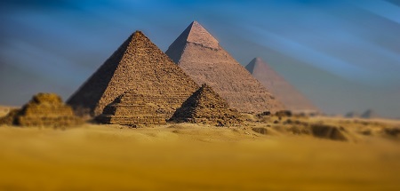 An image of the pyramids in the Valley of the Nile in Egypt. The Pyramid of Kharfe is the central pyramid.
