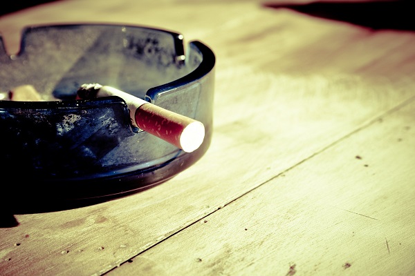 An image of a cigarette in an ash tray.