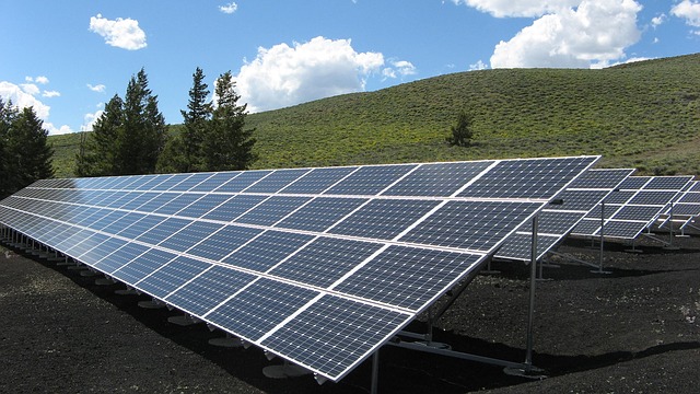 This image depicts a solar power plant with an array of solar panels. 