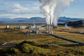 This is a photograph of a large power plant.